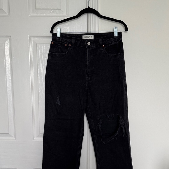 Abercrombie & Fitch curve love 90s relaxed high rise black jeans with knee rip - Picture 2 of 4